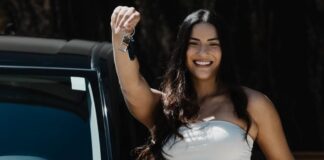 esposa-ganha-carro-de-luxo-de-luva-de-pedreiro-e-celebra:-“finalmente”