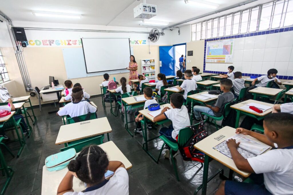 escola-que-atingiu-meta-no-ideb-teve-diretor-afastado,-mostra-estudo
