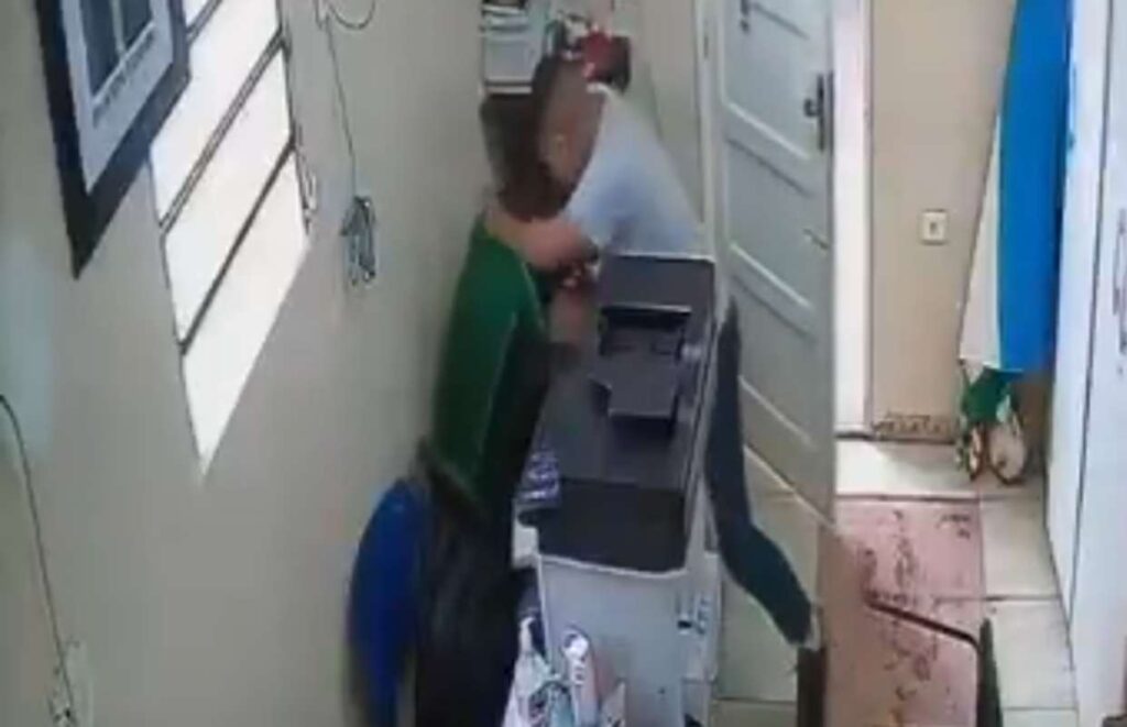 professor-invade-sala-e-esfaqueia-diretor-de-escola-no-amazonas.-video