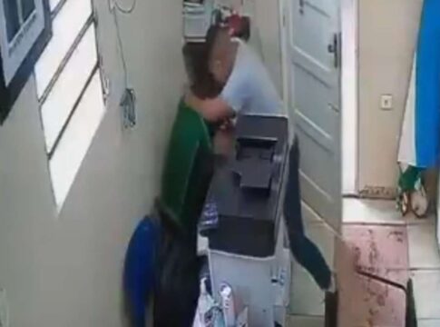 professor-invade-sala-e-esfaqueia-diretor-de-escola-no-amazonas.-video