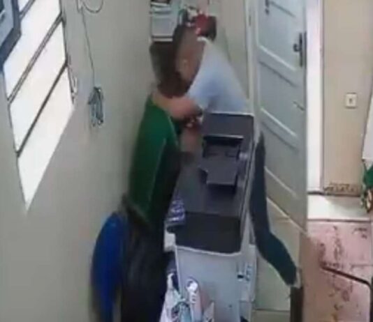 professor-invade-sala-e-esfaqueia-diretor-de-escola-no-amazonas.-video