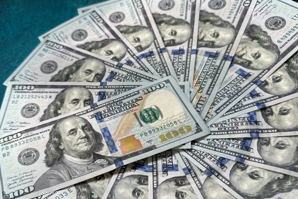 dolar-abre-estavel,-com-mercado-a-espera-de-solucao-para-iof