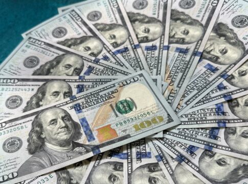 dolar-abre-estavel,-com-mercado-a-espera-de-solucao-para-iof