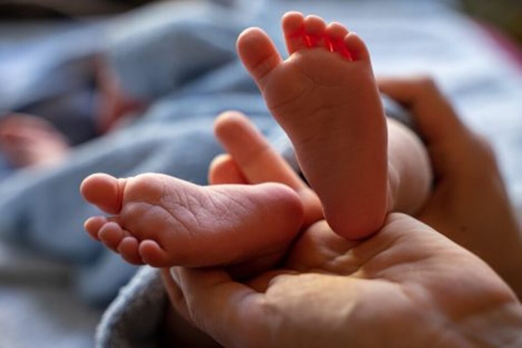 sc:-bebe-de-5-meses-cai-de-trocador-em-creche-e-tem-fratura-na-cabeca