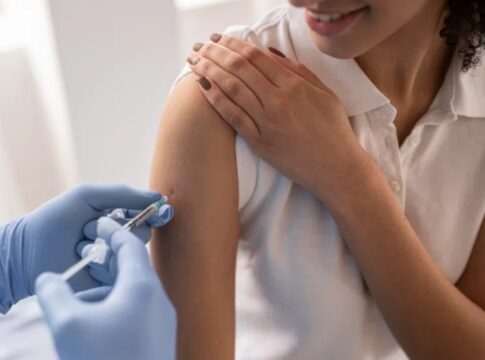 quase-500-mil-pessoas-receberam-a-vacina-da-gripe-no-df-neste-ano