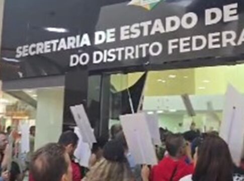 protesto-de-professores-em-greve-tem-confusao-em-frente-a-see-df