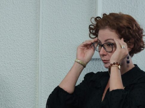 apos-carla-zambelli-revelar-que-saiu-do-brasil,-defesa-deixa-o-caso