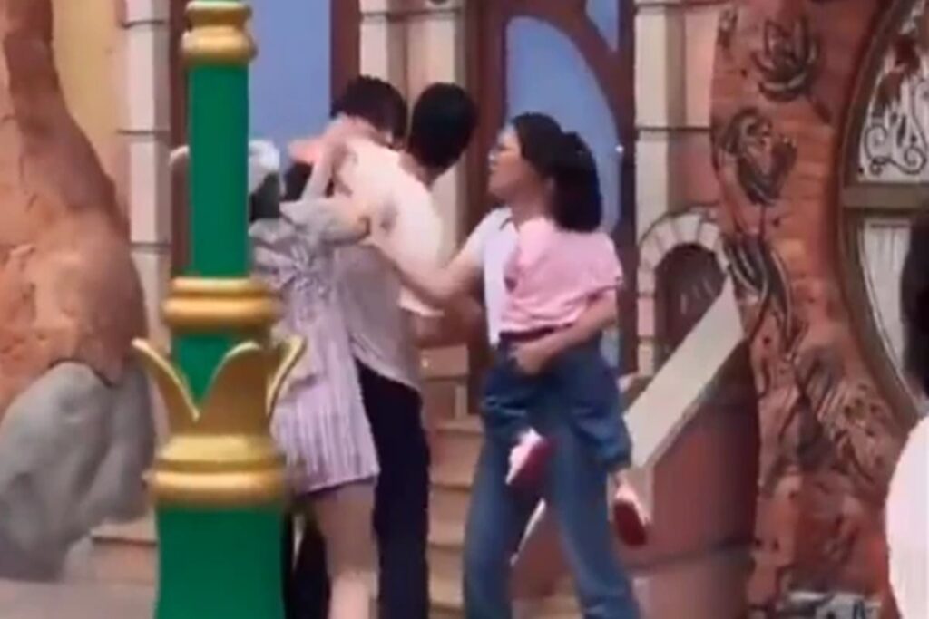 video:-casal-fura-fila-na-disney-e-provoca-pancadaria