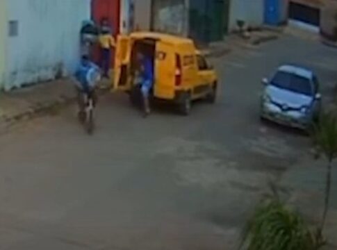 video:-dupla-armada-rende-entregador-e-rouba-encomendas-no-df