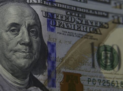 dolar-cai-para-r$-5,63-com-espera-de-medidas-alternativas-ao-iof