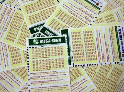 mega-sena-acumula-e-premio-vai-a-r$-45-milhoes