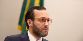 bancado-pela-camara,-deputado-foi-aos-eua-discutir-sancoes-com-eduardo