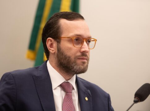 bancado-pela-camara,-deputado-foi-aos-eua-discutir-sancoes-com-eduardo