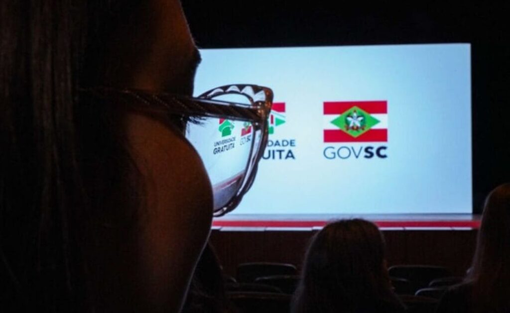 alunos-com-carro-de-luxo-e-servidores-se-beneficiam-de-programa-em-sc