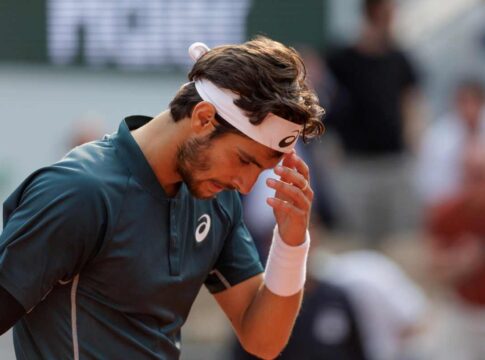 video:-tenista-acerta-bolada-em-juiza-durante-partida-de-roland-garros