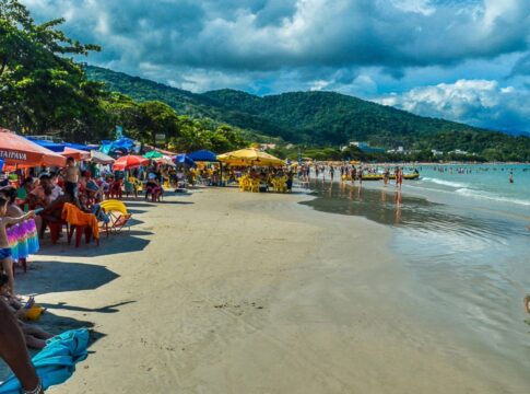 ubatuba-proibe-tendas-e-limita-tamanho-de-guarda-sol-em-praias