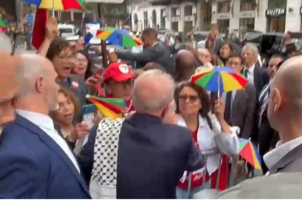 em-paris,-lula-recebe-lenco-que-virou-simbolo-da-palestina;-video