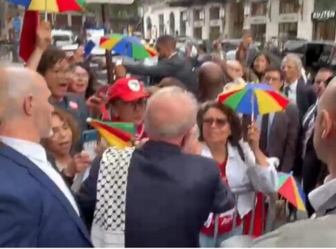 em-paris,-lula-recebe-lenco-que-virou-simbolo-da-palestina;-video