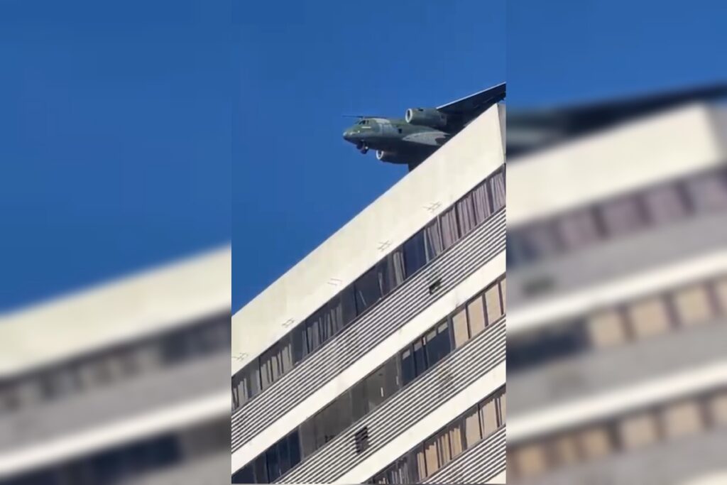 video:-aviao-de-guerra-voando-baixo-chama-atencao-em-taguatinga