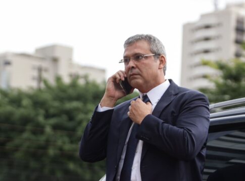 caso-zambelli:-lindbergh-volta-a-pedir-que-bolsonaro-use-tornozeleira