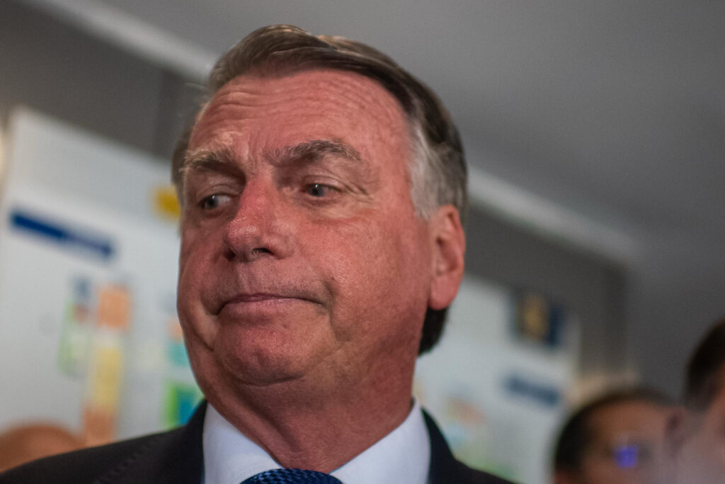 incomodado,-cla-bolsonaro-silencia-sobre-prisao-de-zambelli