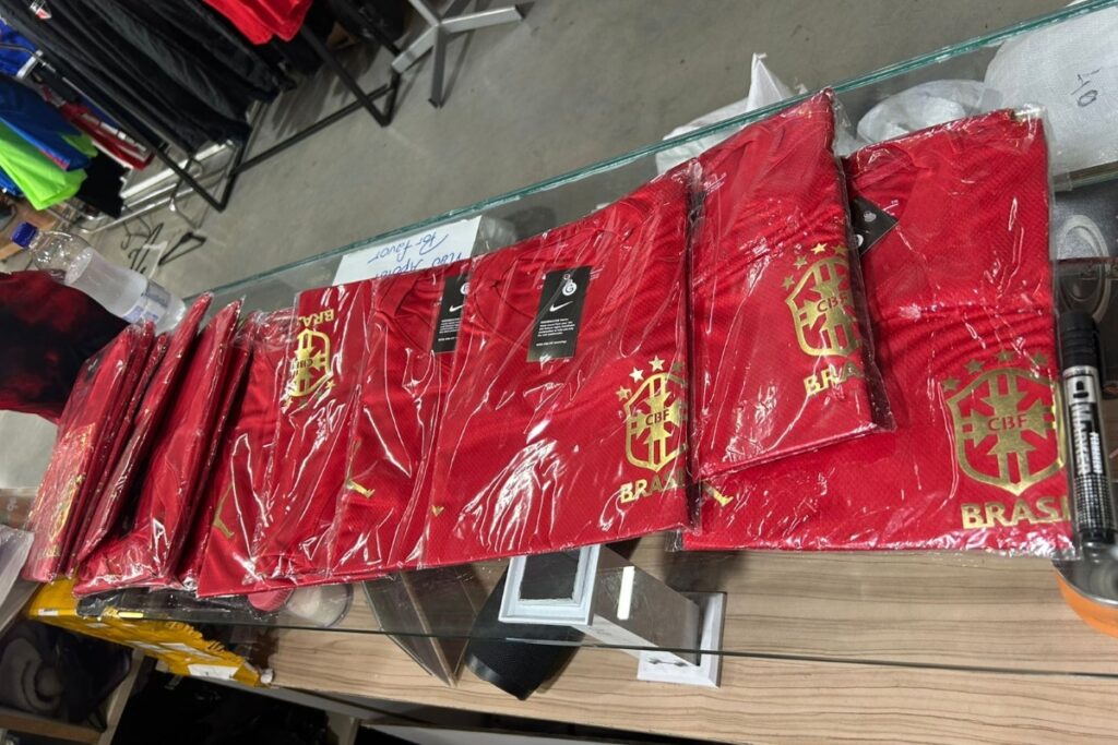 lote-com-polemicas-camisas-vermelhas-da-selecao-e-apreendido-em-sp