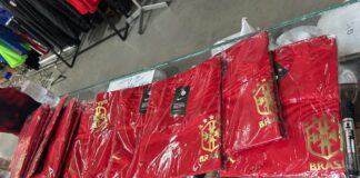 lote-com-polemicas-camisas-vermelhas-da-selecao-e-apreendido-em-sp