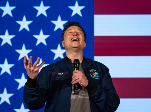 acoes-da-tesla-desabam-com-queda-de-vendas-e-atrito-entre-musk-e-trump
