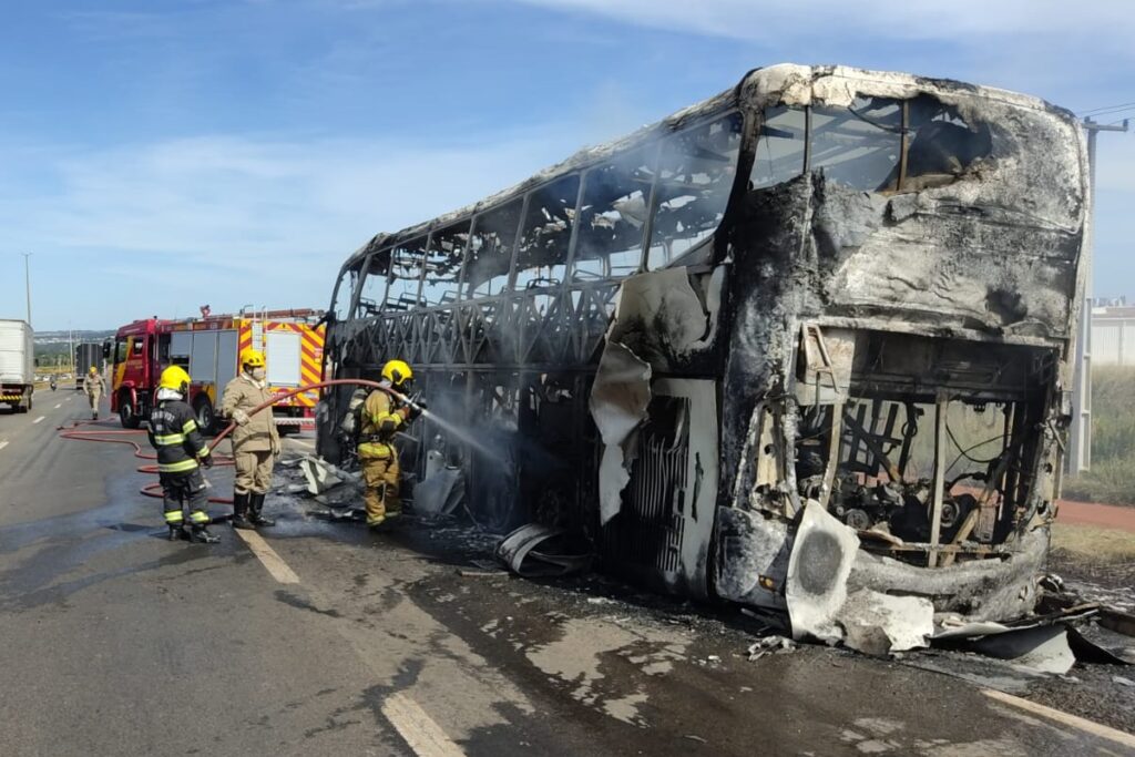 video:-onibus-do-df-com-16-passageiros-fica-destruido-apos-pegar-fogo