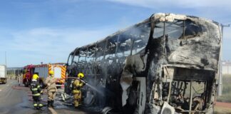 video:-onibus-do-df-com-16-passageiros-fica-destruido-apos-pegar-fogo