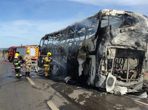 video:-onibus-do-df-com-16-passageiros-fica-destruido-apos-pegar-fogo