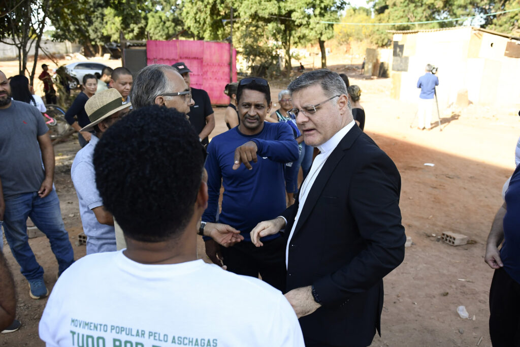 arcebispo-de-brasilia-visita-area-de-invasao-4-semanas-apos-conclave