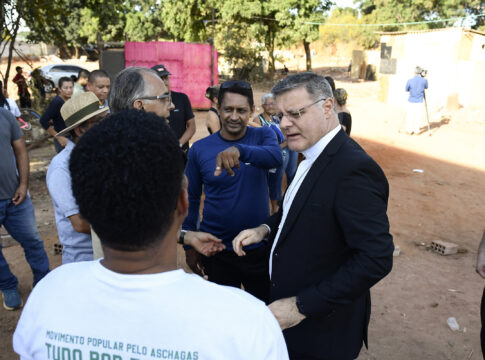 arcebispo-de-brasilia-visita-area-de-invasao-4-semanas-apos-conclave
