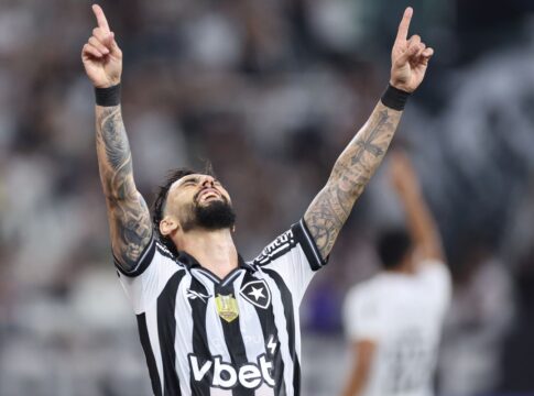 brasileirao:-em-clima-de-despedida,-botafogo-bate-ceara-e-entra-no-g6