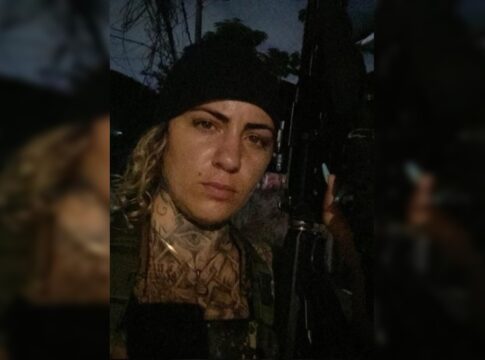 conheca-a-diaba-loira-do-cv,-traficante-que-meteu-bala-na-pm-e-fugiu