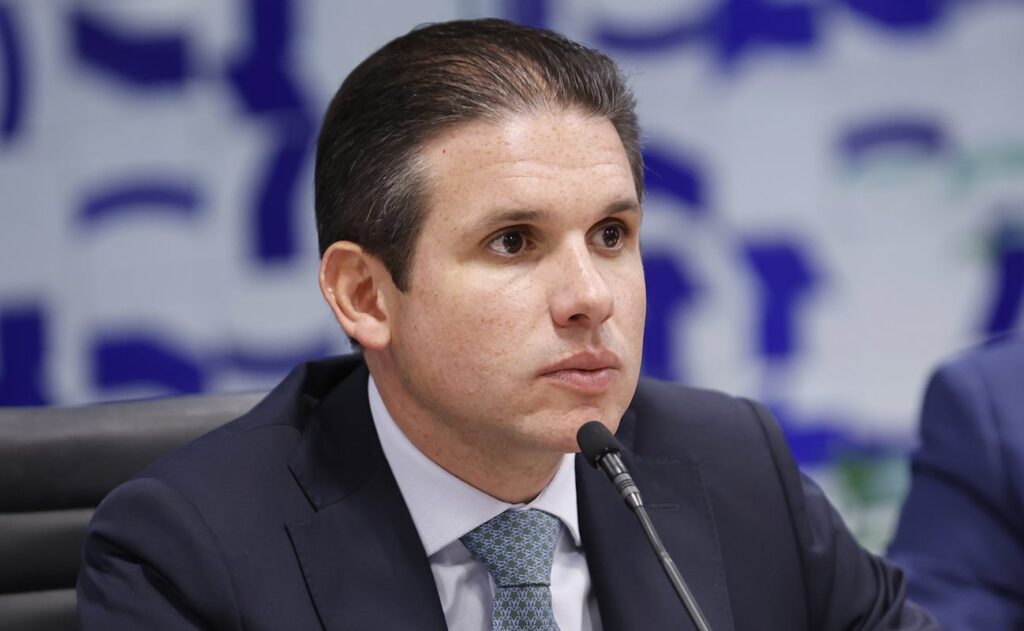 apesar-de-fuga-e-ordem-de-prisao,-motta-silencia-sobre-caso-zambelli