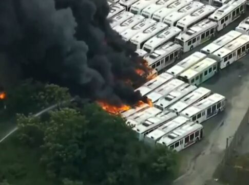 onibus-pegam-fogo-nos-eua-e-fumaca-espessa-chama-a-atencao.-video