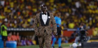 conmebol-multa-tecnico-por-terno-de-“oncinha”-usado-em-jogo.-entenda