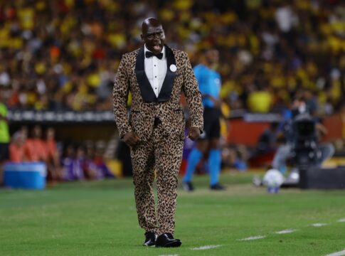 conmebol-multa-tecnico-por-terno-de-“oncinha”-usado-em-jogo.-entenda