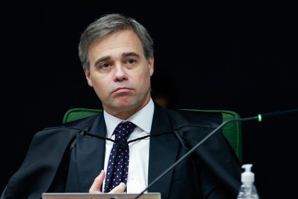 computador-de-mendonca-falha-e-ministros-brincam-sobre-regulacao