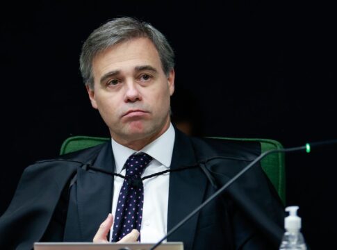computador-de-mendonca-falha-e-ministros-brincam-sobre-regulacao