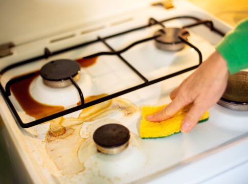 nem-bicabornato-nem-vinagre:-veja-truque-simples-para-limpar-o-fogao