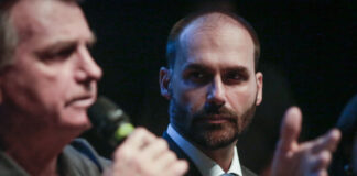 na-pf,-bolsonaro-se-isenta-e-diz-que-eduardo-“age-por-conta-propria”
