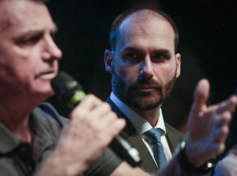na-pf,-bolsonaro-se-isenta-e-diz-que-eduardo-“age-por-conta-propria”