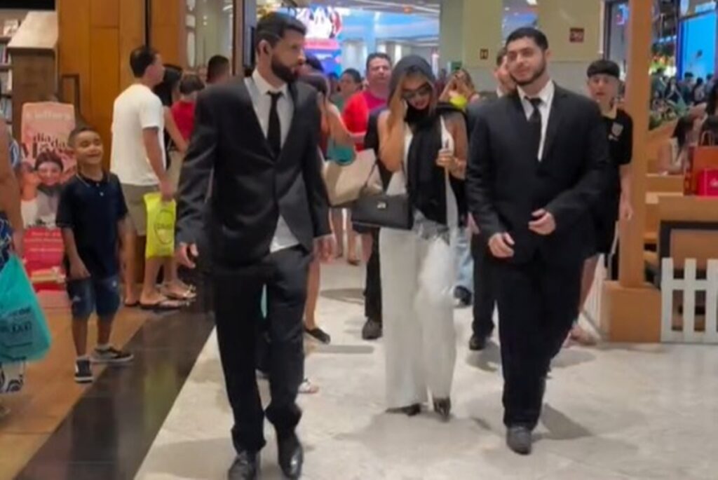 video:-jovem-finge-ser-famosa-e-leva-“fas”-a-loucura-em-shopping-no-df