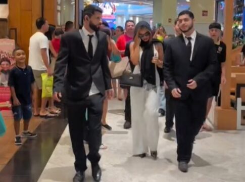 video:-jovem-finge-ser-famosa-e-leva-“fas”-a-loucura-em-shopping-no-df