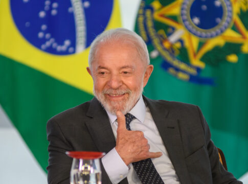 no-2o-dia-em-paris,-lula-recebe-titulo-e-inaugura-exposicoes-de-arte