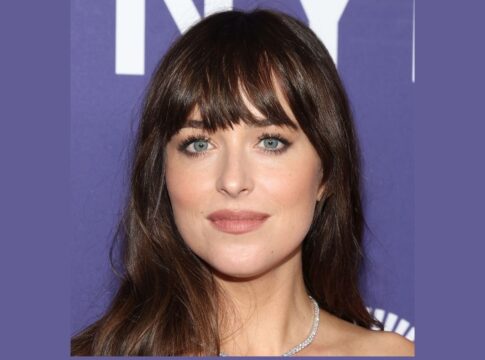 dakota-johnson-diz-que-enviou-coco-de-gorila-para-ex-namorado-de-amiga