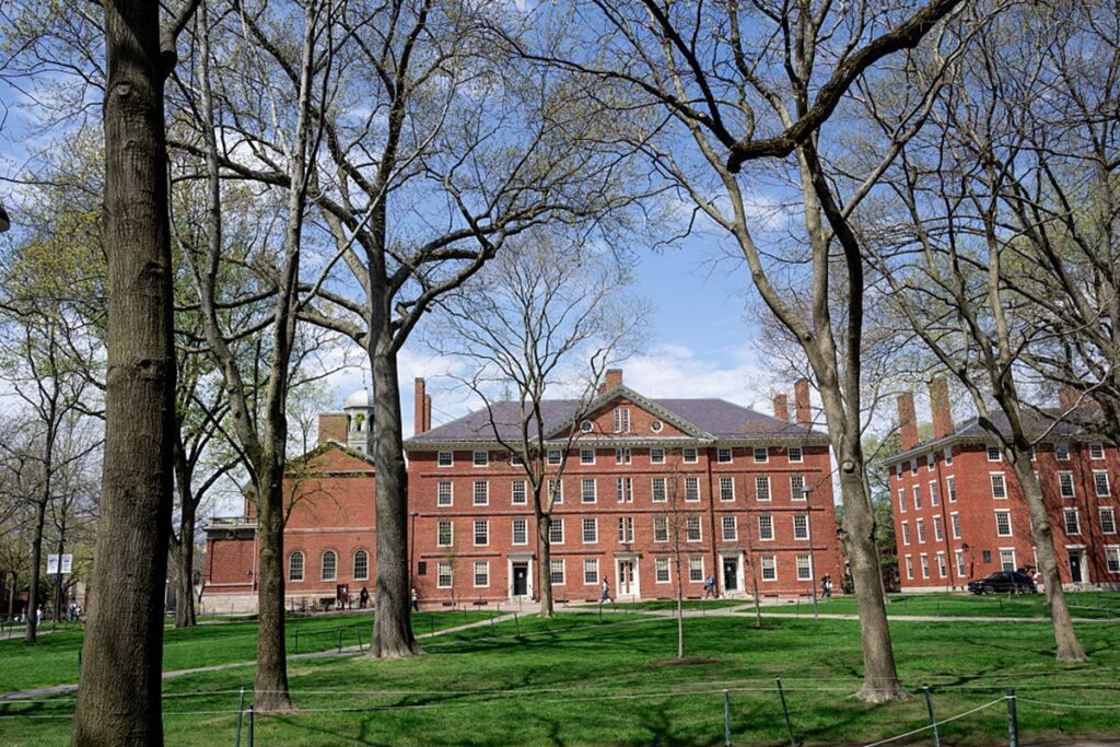 juiza-bloqueia-proibicao-de-trump-a-entrada-de-estrangeiros-em-harvard