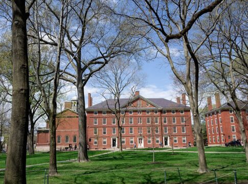 juiza-bloqueia-proibicao-de-trump-a-entrada-de-estrangeiros-em-harvard